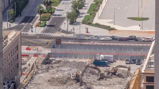 Excavadora que trabaja en obra en terraplenes timelapse aéreo. — Vídeos de Stock