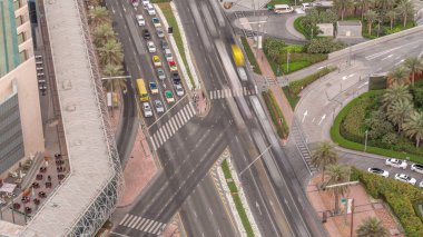 Şehir merkezindeki Dubai şehir merkezindeki işlek bir yol üzerindeki ulaşım manzarası. Avuç içleri kavşakta trafik var. Birleşik Arap Emirlikleri