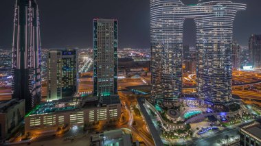 Gökyüzü görüntüsü Dubai şehir merkezindeki gökdelenlere ve otellere. Modern mimari gece aydınlanır. Arka planda şehir yürüyüş bölgesi