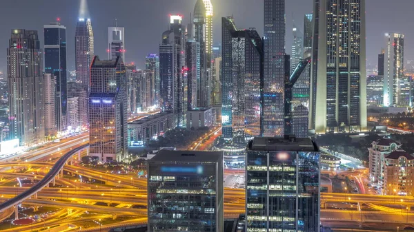 Dubai Finansal Merkezi 'nin Panorama' sı. Tüm gece boyunca gökdelenler ışıklandırıldı ve ışıklar söndü. Yoğun karayolu boyunca kulelerin hava görüntüsü