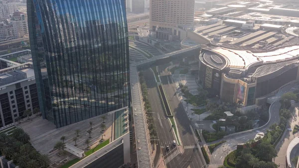 Dubai şehir merkezinin hava manzarası alışveriş merkezi ve trafik yukarıdan bir zaman çizelgesi üzerinde, UAE Modern gökdelenler ve oteller sabahları