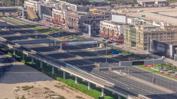 위에는 셰이크 자이드 Sheikh Zaded 도로의 교통이 보인다 지하철 도로에 — 스톡 사진