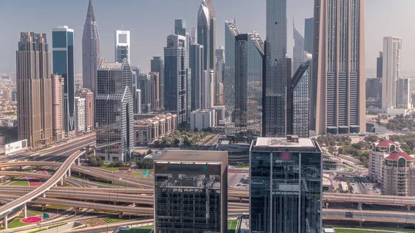 Dubai Finans Merkezi 'nin Panorama' sında uzun gökdelenler zaman ayarlı. Yoğun karayolu boyunca kulelerin hava görüntüsü