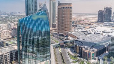Dubai şehir merkezinin hava manzarası alışveriş merkezi ve trafik yukarıdan bir zaman çizelgesi üzerinde, UAE Modern gökdelenler uzun gölgeler ve oteller