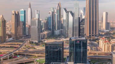 Dubai Finans Merkezi 'nin Panorama' sında uzun gökdelenler zaman ayarlı. Gün batımında yoğun karayolu boyunca kulelerin hava görüntüsü