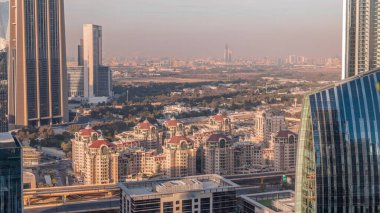 Fütürist Dubai Şehir Merkezi ve finans bölgesi ufuk çizgisi zaman çizelgesi. Caddelerde trafik olan birçok kule ve gökdelenler. Deira bölgesi gün batımında arka planda