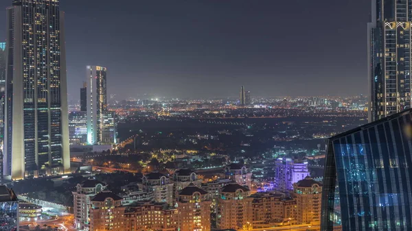 从空中俯瞰迪拉和迪拜克里克地区的房屋 这些房屋具有典型性的古老和现代建筑 夜间穿行 市中心的摩天大楼 阿拉伯联合酋长国迪拜 — 图库照片