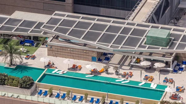 주차장 옥상에 수영장에서 도시의 장치를 수있다 선크림을 두르고 있습니다 아랍에미리트 — 스톡 사진