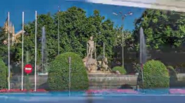 Neptune timelapse hyperlapse Madrid, İspanya Canovas del Castillo Meydanın ortasındaki Çeşmesi.