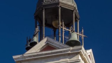 Eski Postane binası zaman atlamalı hiperlapse üzerinde kule izleyin. Puerta del Sol. Madrid, İspanya'da bulunan
