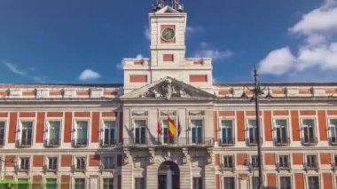 Timelapse hyperlapse bina eski postane. Puerta del Sol Madrid, İspanya içinde bulunan