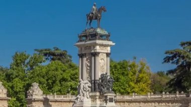 İspanya, Madrid 'deki Pleasant Retreat Parkı' nda Alfonso XII Anıtı 'ndaki teknelerde turistler son sürat gidiyorlar.