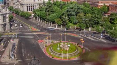 Madrid'de Plaza de Cibeles de Cibeles çeşme havadan görünümü güzel bir yaz günü timelapse, İspanya