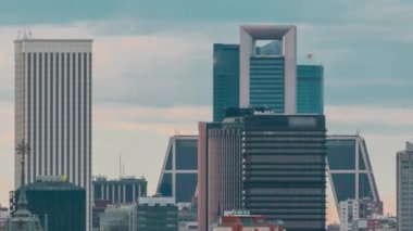 Madrid Skyline, gün batımında Kio Kuleleri gibi sembolik binalarla birlikte.