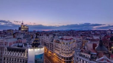 Gran Via 'nın panoramik hava görüntüsü günden geceye zaman çizelgesi, Skyline Eski Şehir Şehri, Metropolis Binası, İspanya' nın başkenti