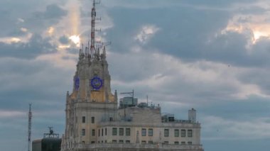 Telefica Binası Gran Via Timelapse, Madrid, İspanya 'da Manhattan tarzı bir gökdelendir..