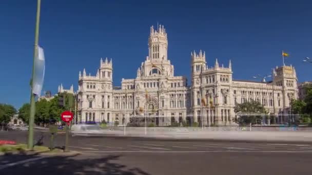 Fontána Cibeles a provoz na Plaza de Cibeles v Madridu, včasnou hyperpřerušením, Španělsko — Stock video