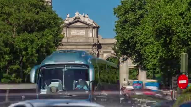 Puerta de Alcala timelapse Plaza de la Independencia Madrid, İspanya, Neo-Klasik bir abidesi. — Stok video