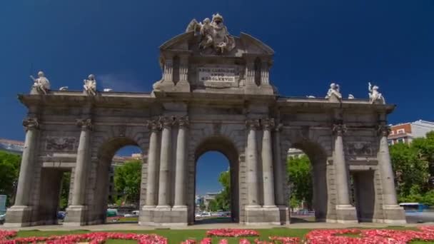 The Puerta de Alcala timelapse hyperlapse is a Neo-classical monument in the Plaza de la Independencia in Madrid, Spain. — Stock Video