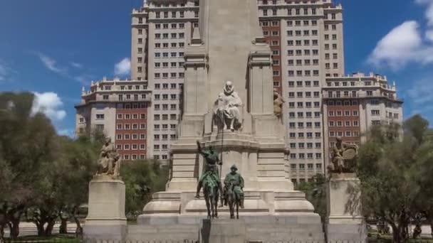 Kamenná socha Miguela de Cervantese timelapse hyperlapse a bronzové sochy Dona Quijota a Sancho Panzy — Stock video