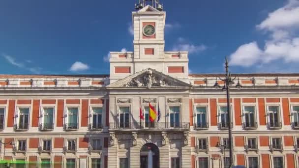 Het oude postkantoor gebouw tijdspanne hyperlapse. Gelegen in de Puerta del Sol. Madrid, Spanje — Stockvideo