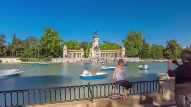 Turister på båtar vid Monument till Alfonso XII timelapse hyperlapse i parken av den trevliga Retreat i Madrid, Spanien — Stockvideo