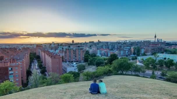 Panoráma naplemente timelapse Kilátás Madrid, Spanyolország a hegyekből Tio Pio Park, Vallecas-környéke. — Stock videók