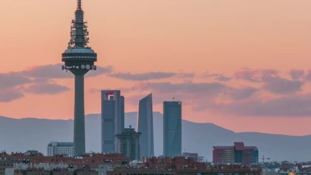 Linha do tempo da noite de Madrid com alguns edifícios emblemáticos e torres — Vídeo de Stock