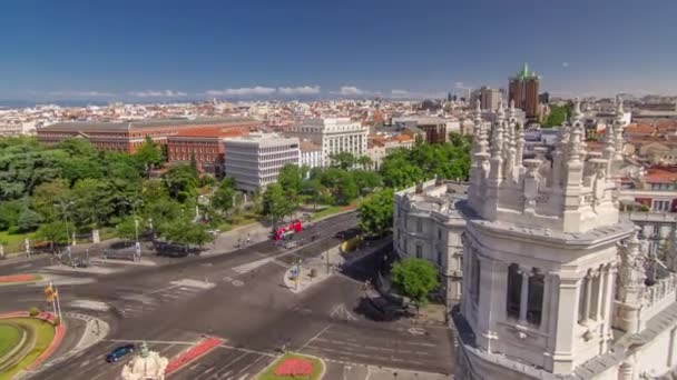 스페인의 아름다운 여름날, 마드리드의 시 벨레스 광장에 있는 시 벨레스 분수를 공중에서 내려다본 모습 — 비디오