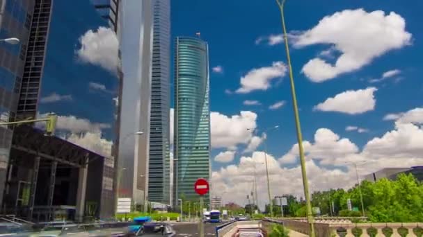 Wieżowce timelapse hyperlapse w obszarze biznesowym Four Towers z najwyższymi drapaczami chmur w Madrycie i Hiszpanii — Wideo stockowe