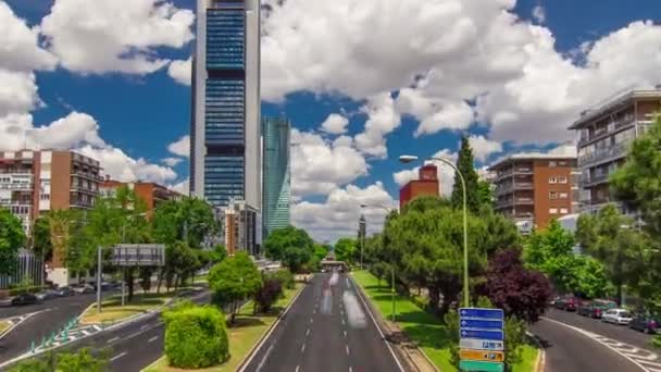 Arranha-céus timelapse na Área de Negócios das Quatro Torres com os arranha-céus mais altos de Madrid e Espanha — Vídeo de Stock