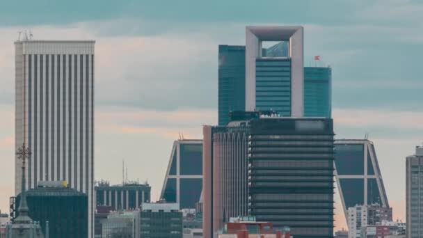 マドリードのスカイライン日没時には、 Kio Towersなどの象徴的な建物があります。 — ストック動画