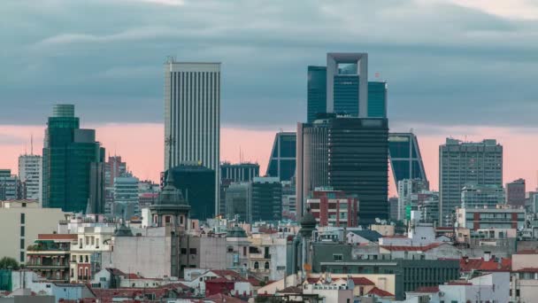 Madrid Skyline ao pôr do sol timelapse com alguns edifícios emblemáticos, como Kio Towers — Vídeo de Stock