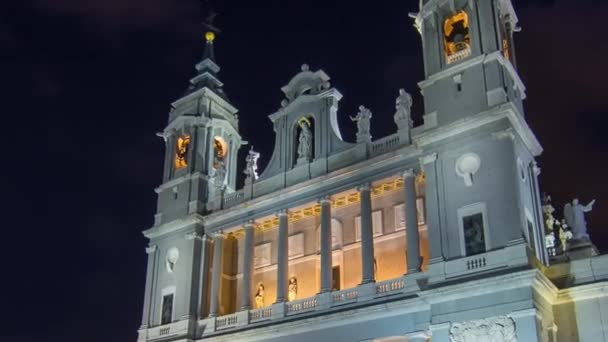 Santa Maria la Real de La Almudena en horario nocturno hiperlapso en Madrid, España — Vídeos de Stock