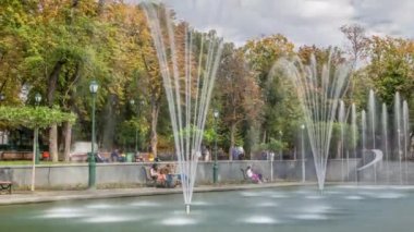 Harkov zamanındaki Shevchenko Bahçesi 'nde çeşmeli bir göl.