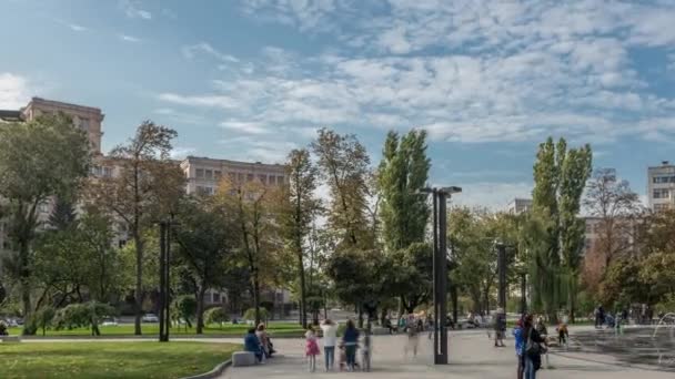 Gosprom bygga på Frihetstorget med ny torr fontän i Kharkov stad timelapse, Ukraina — Stockvideo