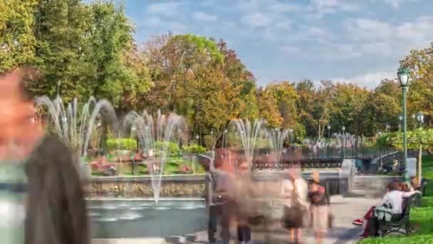 ハリコフの更新されたシェフチェンコ庭園の噴水がある湖タイムラプス — ストック動画