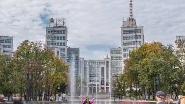 ハリコフ市の新しい乾燥噴水と自由広場にゴスプロムの建物タイムラプス,ウクライナ — ストック動画