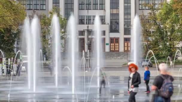 Edificio Gosprom en la Plaza de la Libertad con nueva fuente seca en la ciudad de Jarkov timelapse, Ucrania — Vídeos de Stock