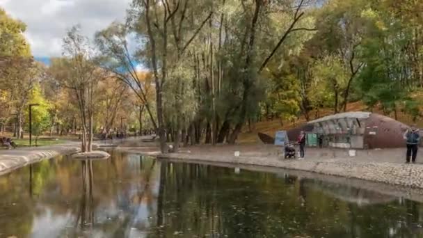 Парк Саржин Яр с хорошо оборудованным минеральным источником в Харькове — стоковое видео