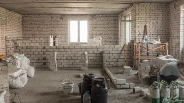 Costruttori posa muri di mattoni all'interno appartamento con timelapse professionale. — Video Stock