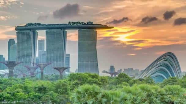 Marina Bay Sands, ogrody nad zatoką z Chmura Las, kwiat, kopuły i supertrees na zachód timelapse — Wideo stockowe