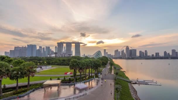 Singapore skyline panorama near Gardens by the bay with cloud forest, flower dome and supertrees day to night timelapse after sunset — Stockvideo