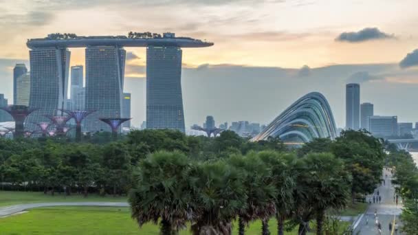 Marina Bay Sands, zahrady zálivu s cloud forest, květ dome a putování za jedem den noční timelapse po západu slunce — Stock video