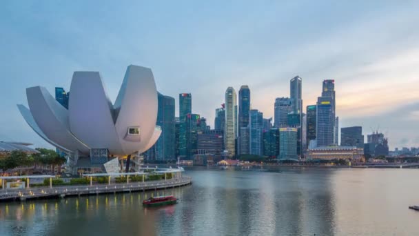 Art Science museum day to night timelapse and skyscrapers skyline city of Singapore. — Stok video