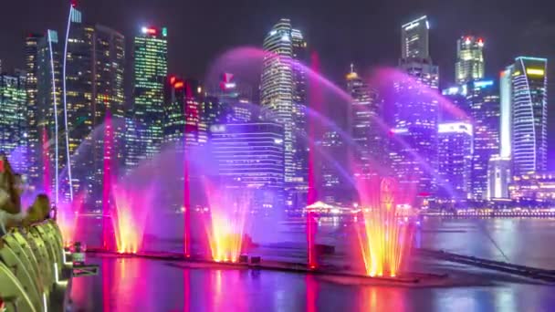 Espectáculo de Luz y Agua a lo largo del paseo marítimo frente a Marina Bay Sands timelapse — Vídeo de stock