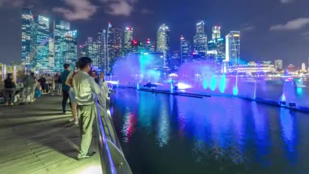 Φως και νερό δείχνουν κατά μήκος περιπάτου μπροστά από Marina Bay Sands timelapse — Αρχείο Βίντεο