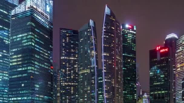 Singapore business district skyscrapers in the night time with water reflections timelapse hyperlapse — стоковое видео