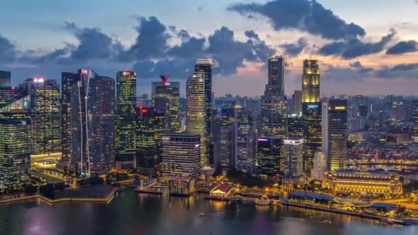 シンガポールのビジネス街の高層ビルの空中ビューは、水の反射と夜のタイムラプス — ストック動画