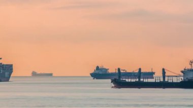 Sabah erken sahne kargo gemileri ve tankerler Singapur'un coast timelapse kapalı bağlantılı